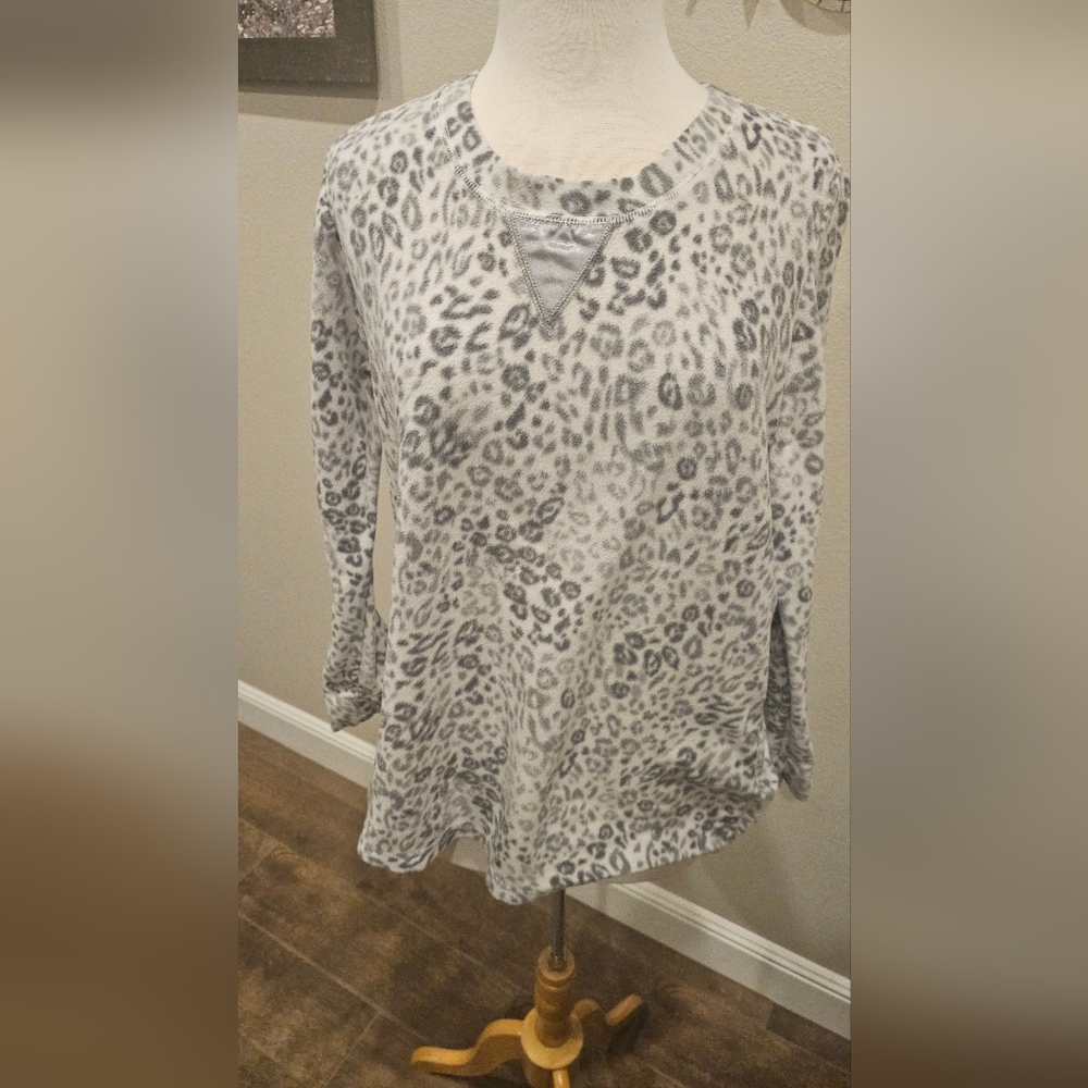 Gray Leopard Print Women's Top sz medium